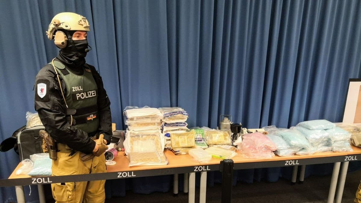 OEZ-Beamte der Observationseinheit Zoll nach einem Drogenfund bei einer Razzia