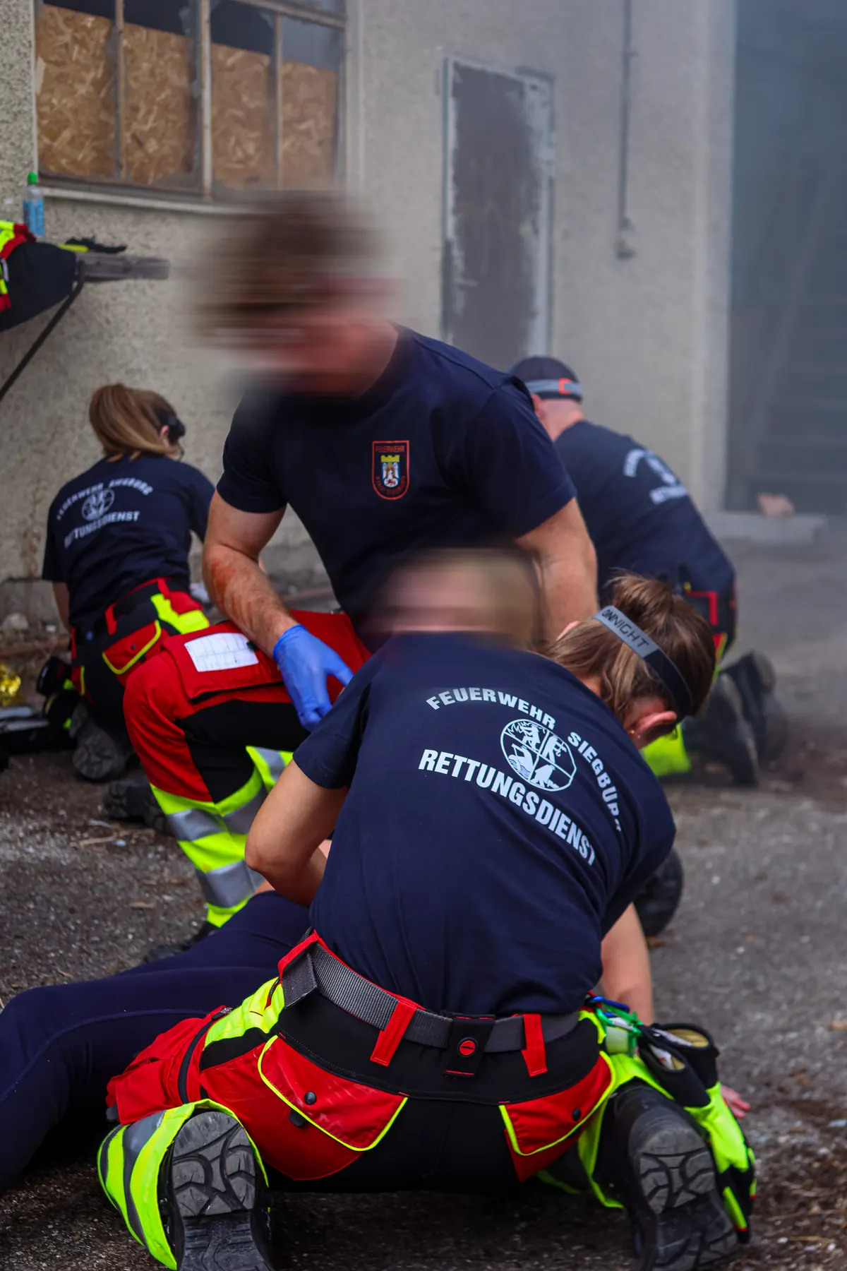 Rettungsdienst-Team versorgt einen Patienten am Boden