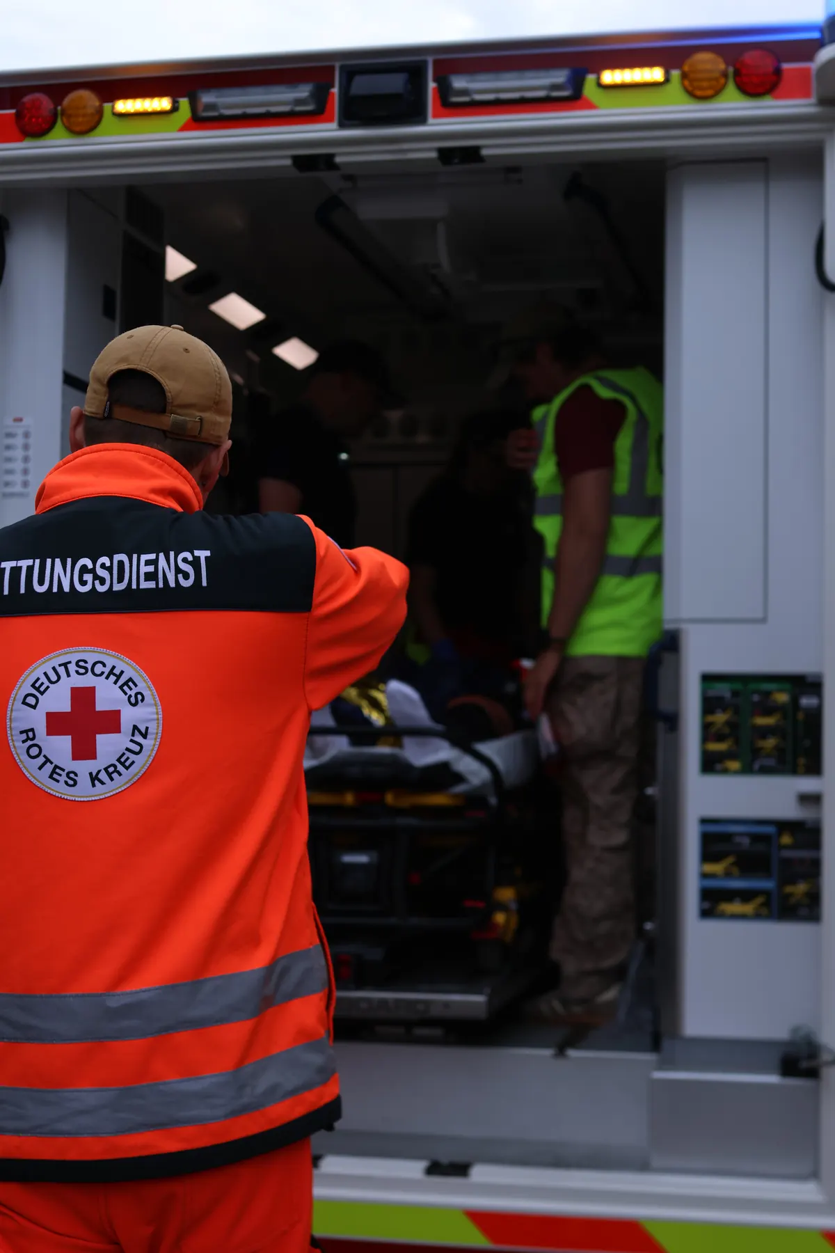 Übergabe am Rettungswagen