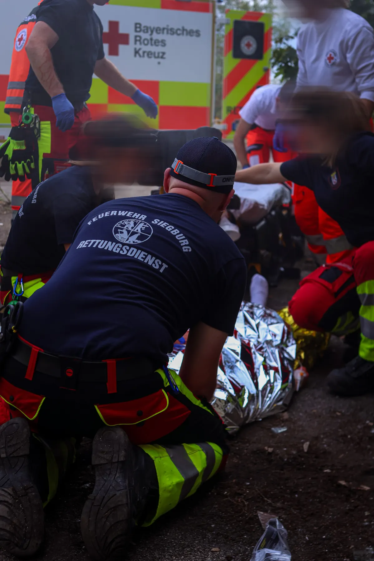 Einsatzkräfte versorgen einen Verletzten im Szenario
