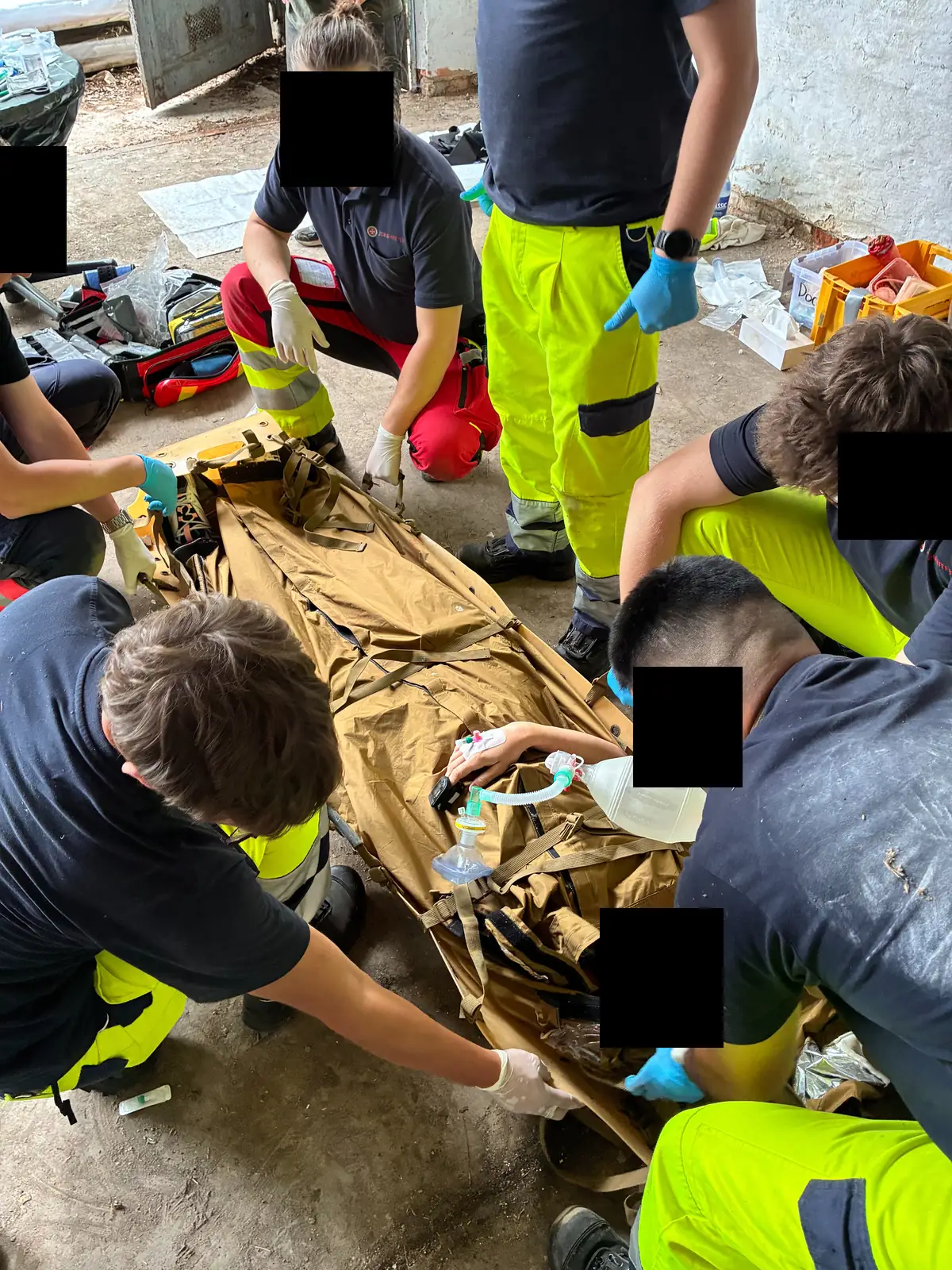 Team versorgt einen Patienten auf der Trage